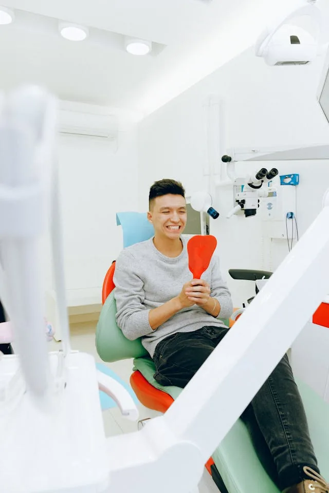 Paciente sorrindo após acompanhamento odontológico